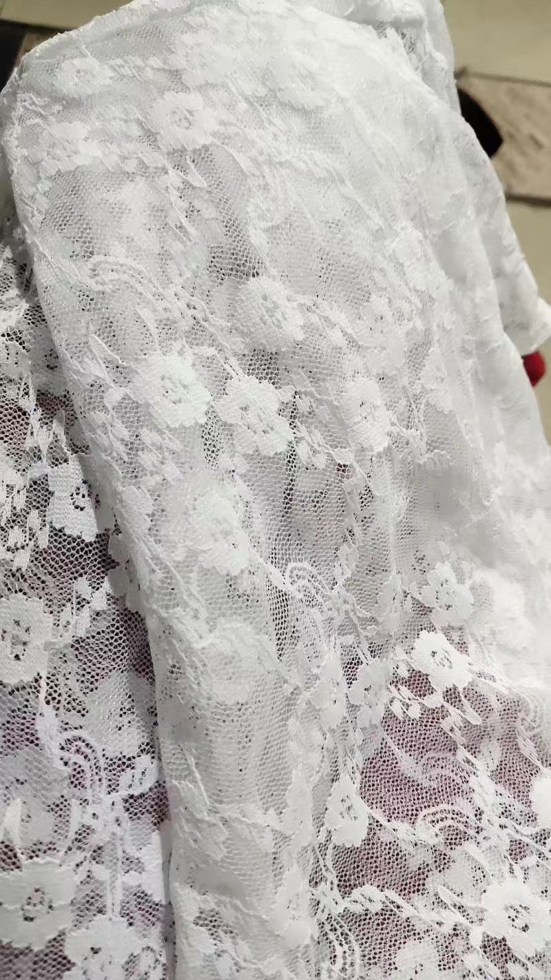 تيشيرت دانتيل بأكمام طويلة باللون الأبيض