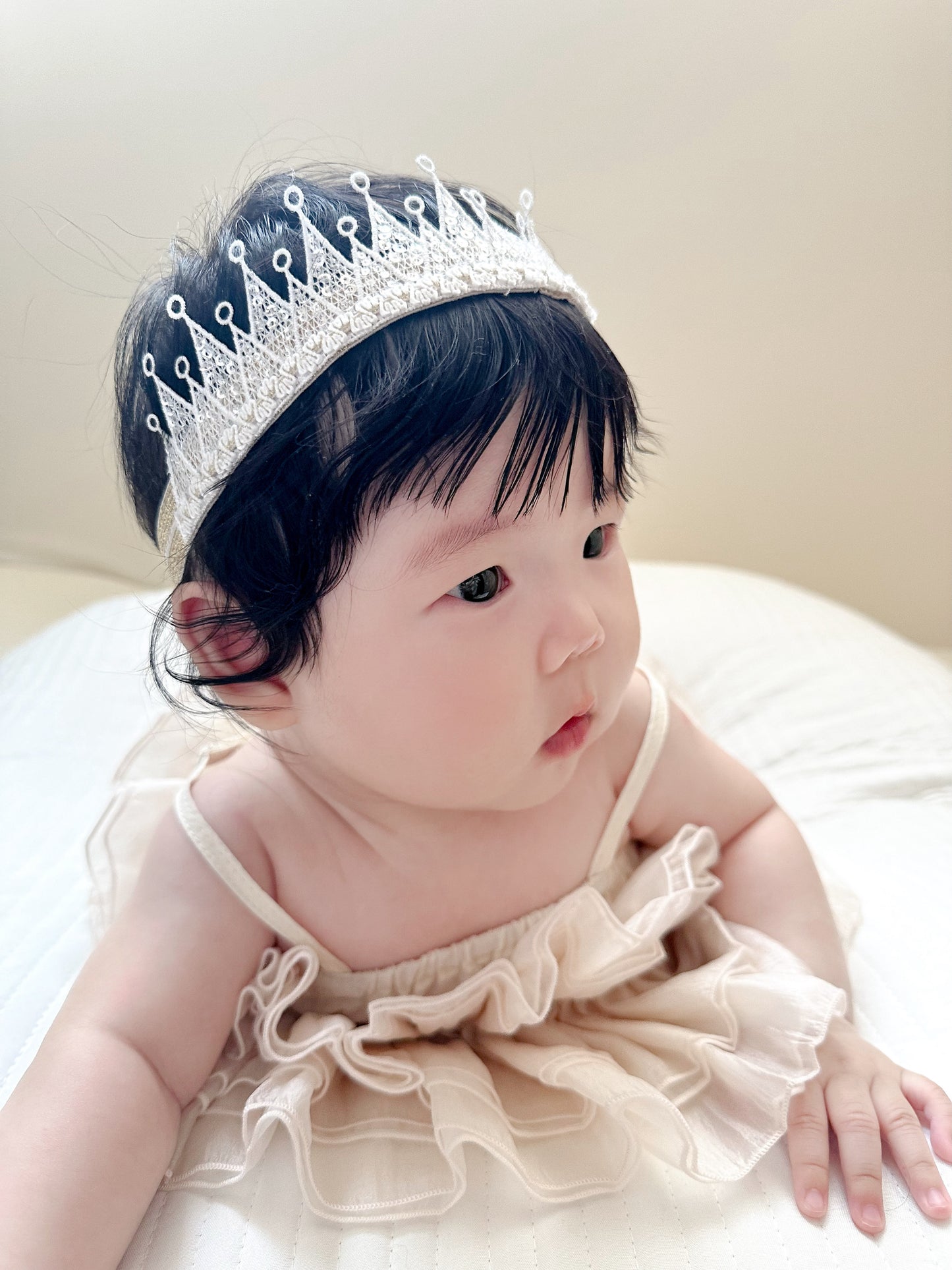 Headband with white color crown and golden color band