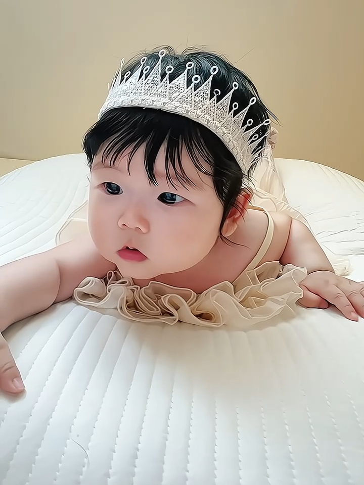 Headband with white color crown and golden color band