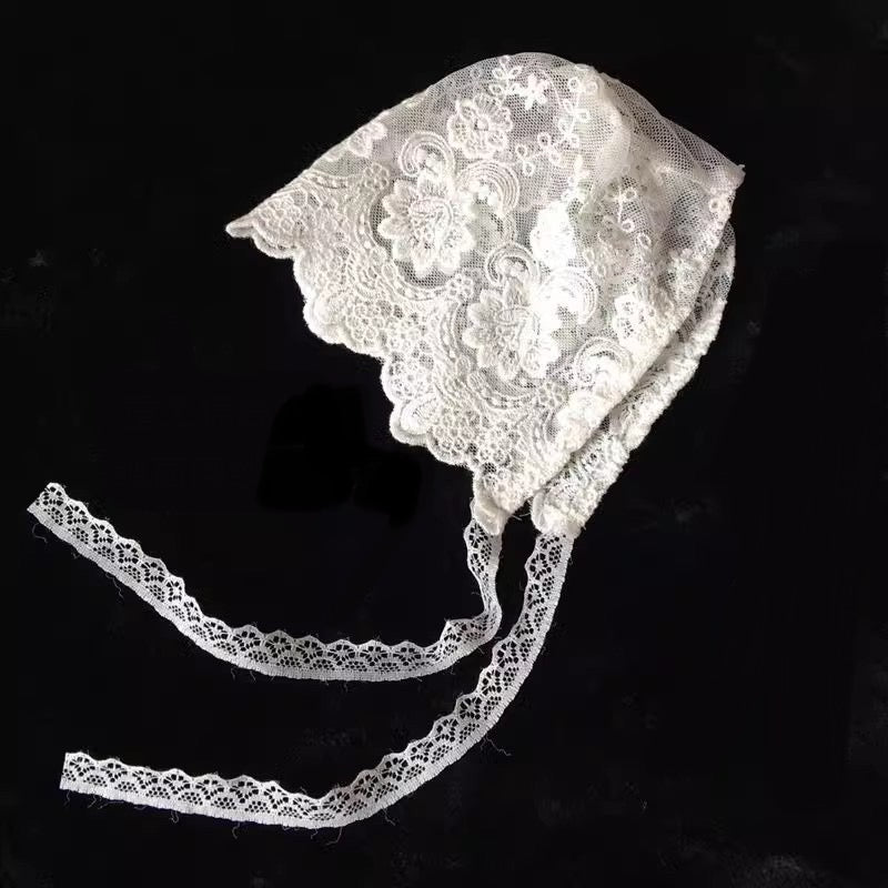 قبعة دانتيل بيضاء عتيقة للأطفال مع لؤلؤ