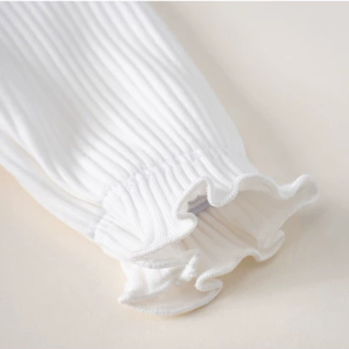 فستان رومبر أبيض بأكمام طويلة للأطفال مع فيونكة وقبعة