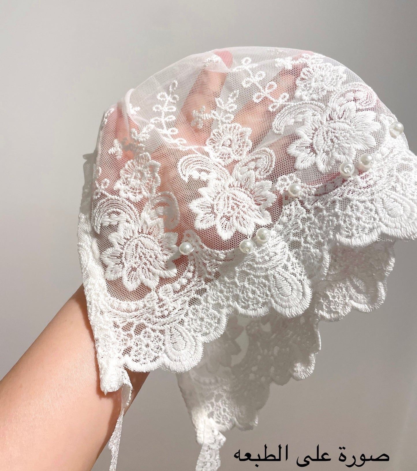 قبعة دانتيل بيضاء عتيقة للأطفال مع لؤلؤ