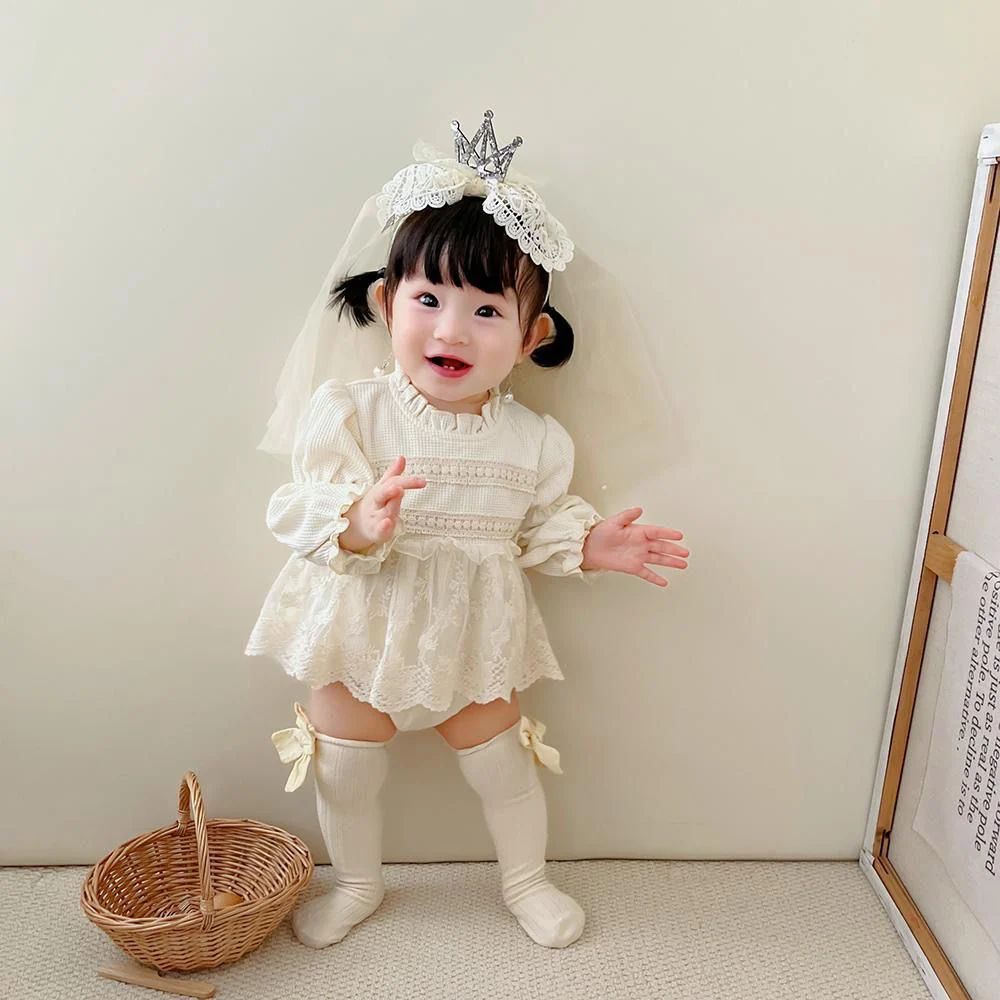 فستان رومبر بأكمام طويلة للأطفال مع تنورة من الدانتيل باللون البيج