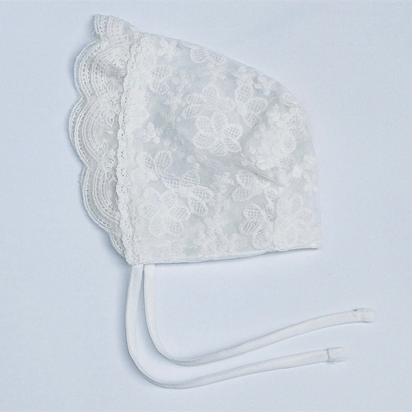 قبعة على شكل زهرة من الدانتيل الأبيض للأطفال