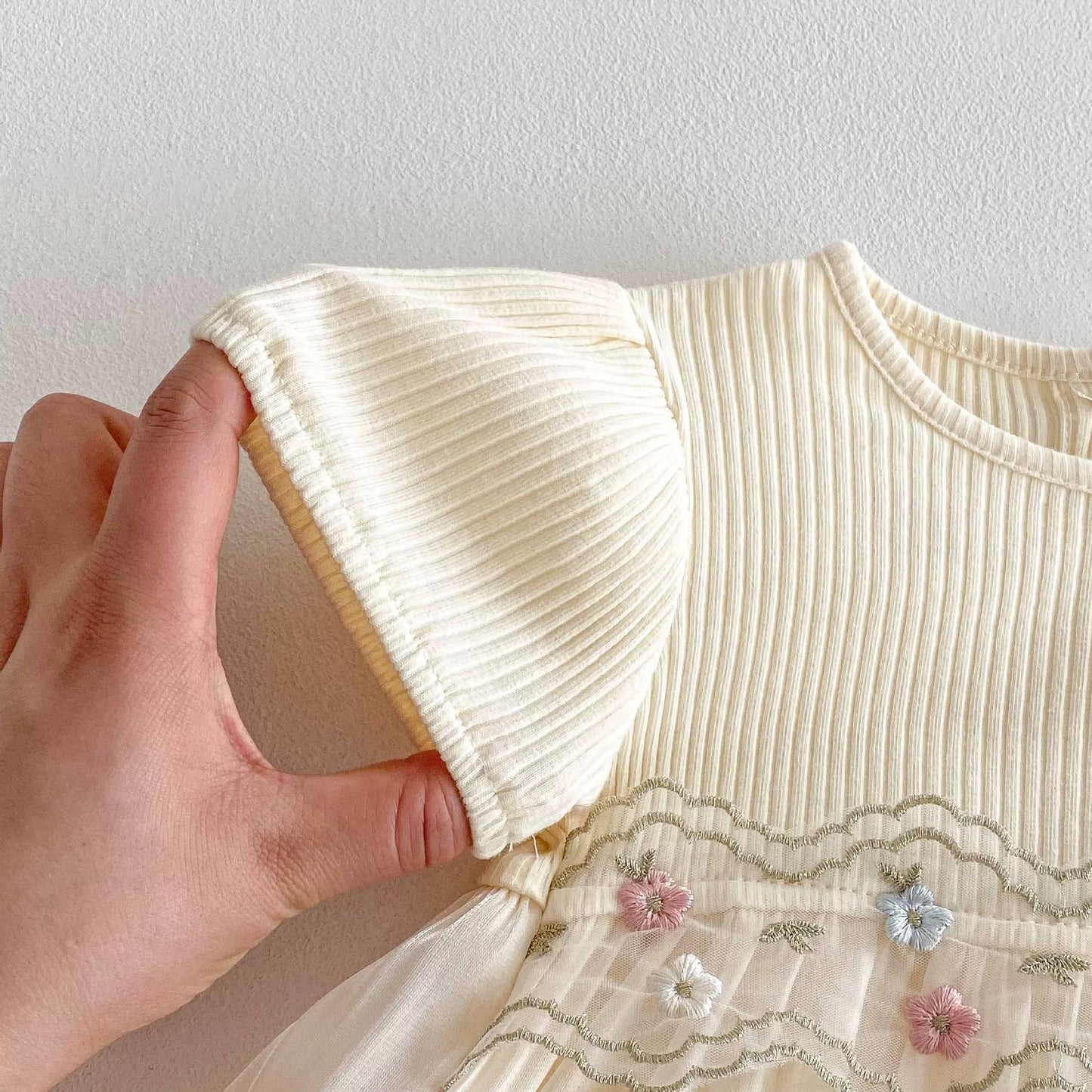 2pcs set Beige baby romper dress with embroidered flowers + hat
