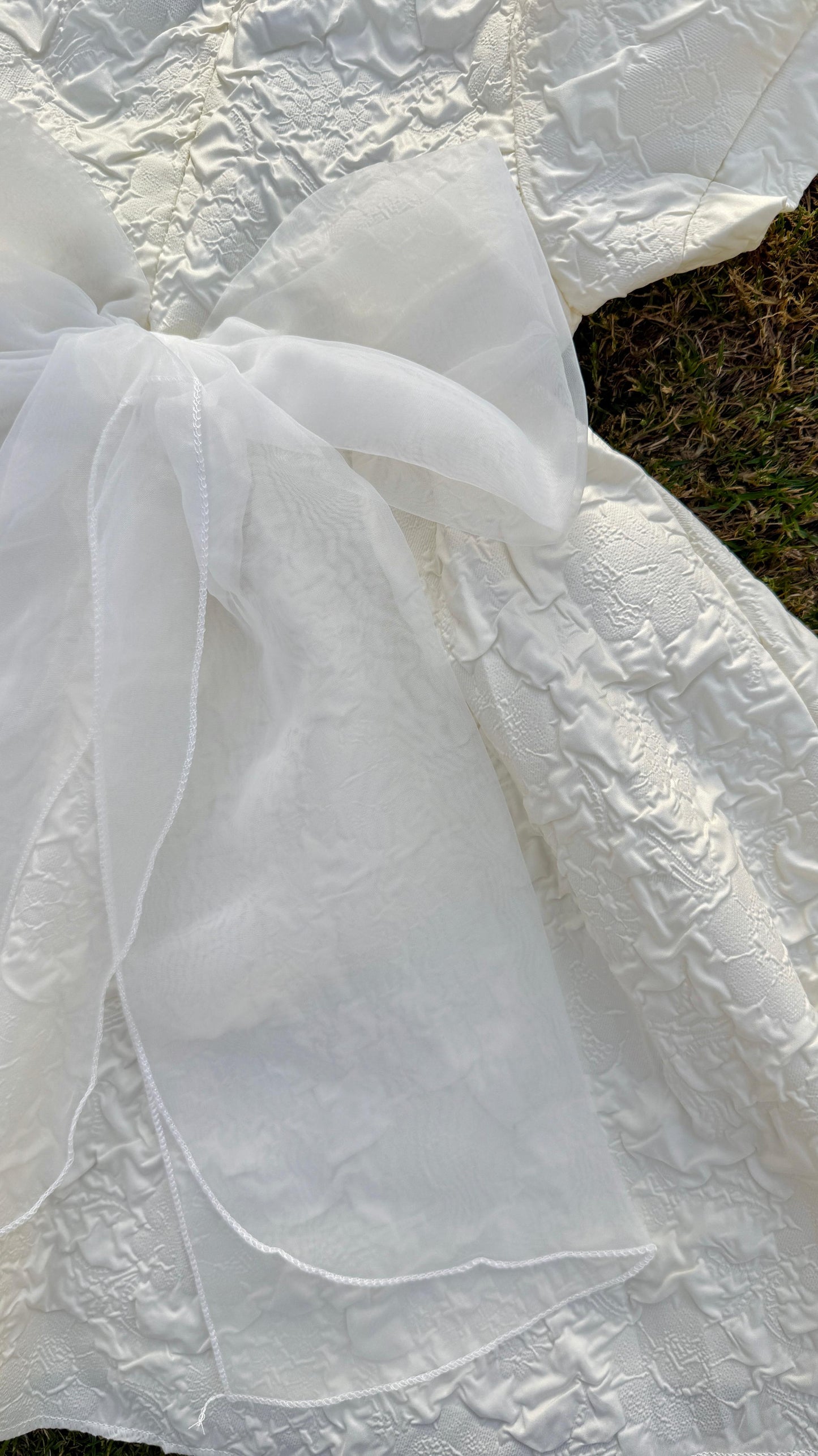 Off White half sleeve dress with bow knot