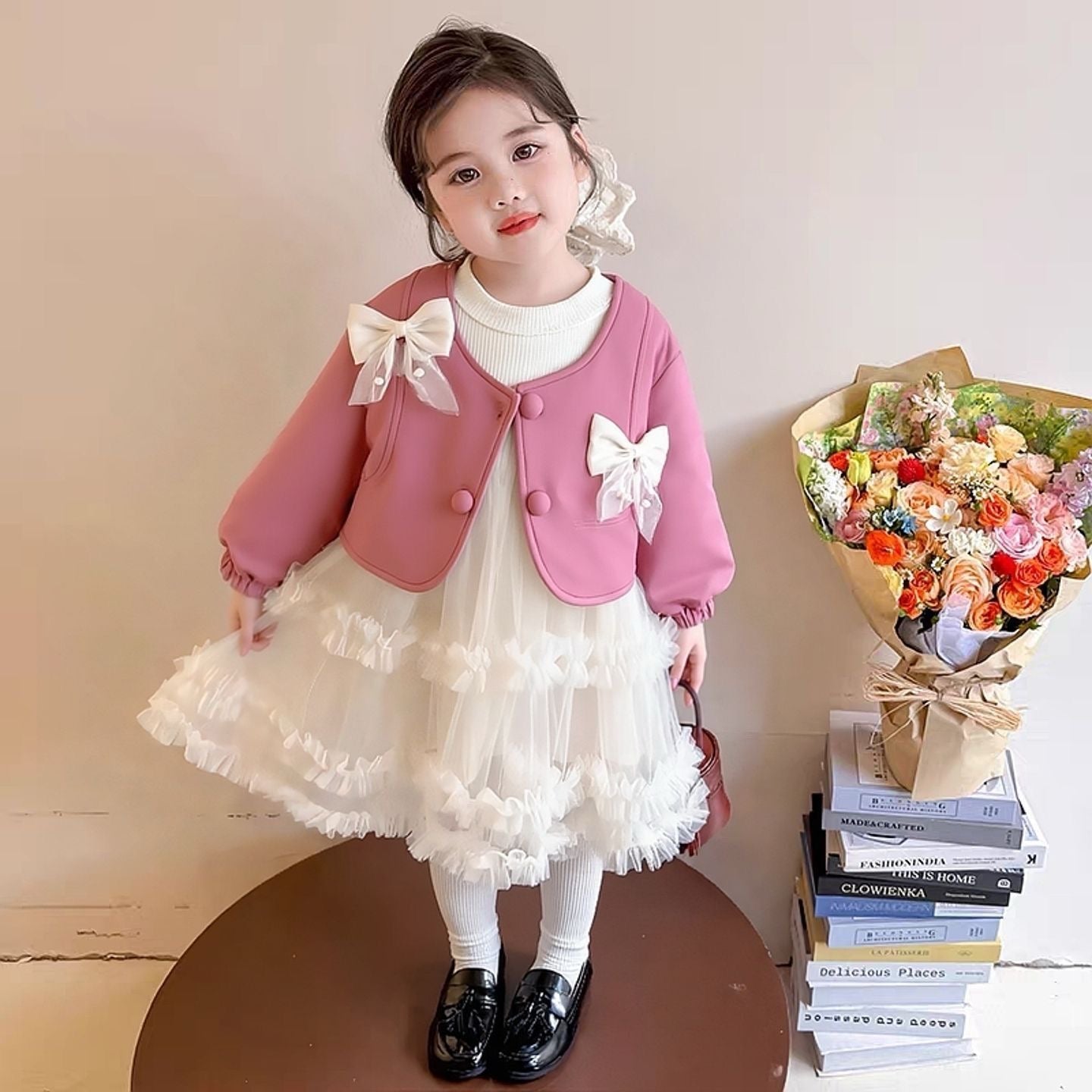 طقم من قطعتين جاكيت جلدي بأكمام طويلة وفستان من التول