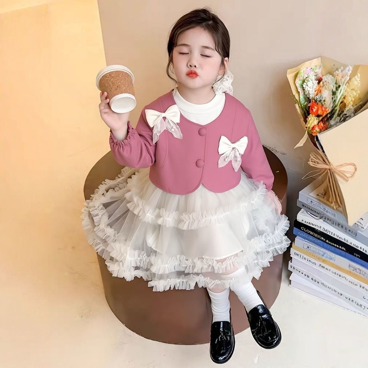 طقم من قطعتين جاكيت جلدي بأكمام طويلة وفستان من التول