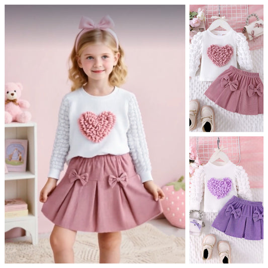 طقم من قطعتين: بلوزة بأكمام طويلة منفوخة مزينة بقلب مطرز + تنورة