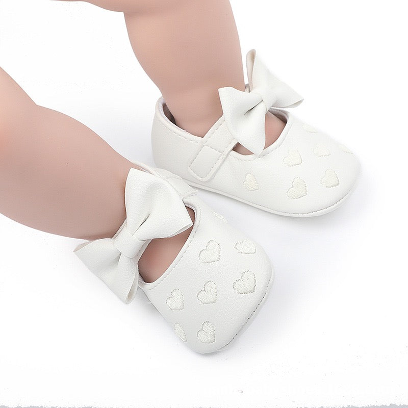 Baby pre-walker shoes embroidered hearts